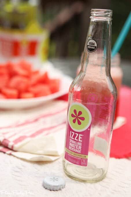 Tato šťáva z melounu se šumivou vodou je dokonalým letním nápojem pro horký den nebo skvělým nočním nápojem pro dívky!