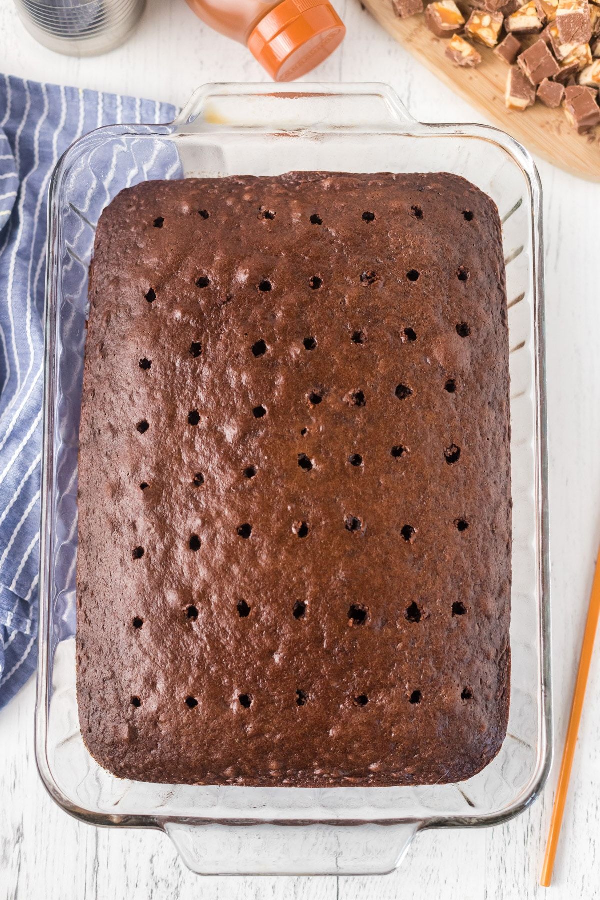 עוגת שוקולד עם חורים שנעצים בה
