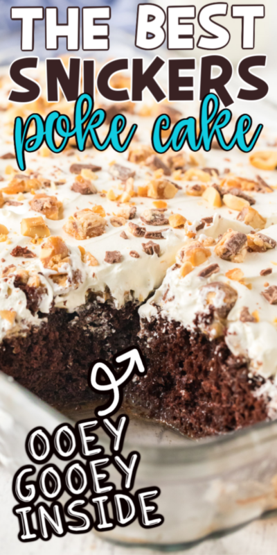 Snickers poke cake met tekst voor Pinterest