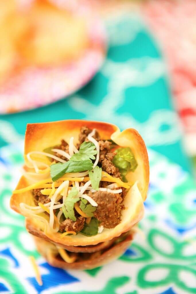 Tyto kousky na taco salát vypadají úžasně, perfektně na večírky, svatební sprchy nebo dokonce i sprchy! Udělejte trochu křupavé