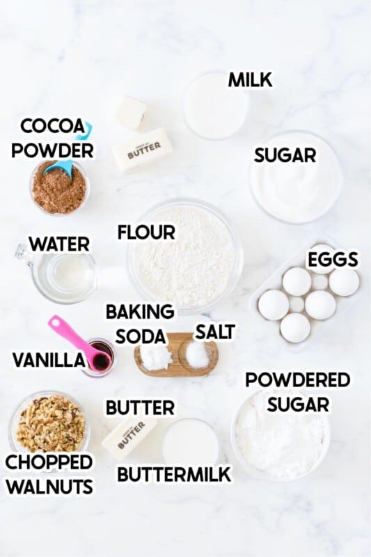 Ingredientes para hornear pastel de brownie de chocolate con etiquetas