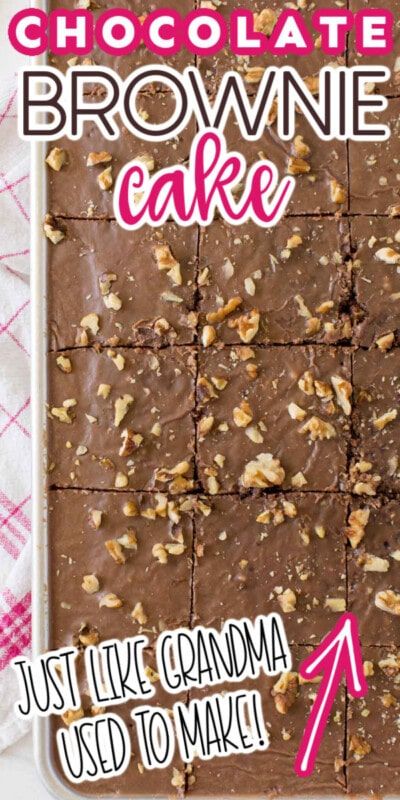 Una bandeja con pastel de brownie de chocolate cortado con nueces con texto para Pinterest