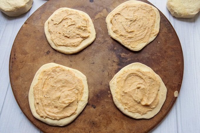 Šios sausainių ir padažo pusryčių picos yra labai lengvas receptas ir puikus būdas sujungti mėgstamus pusryčių skonius į vieną receptą! Jie taip pat pagamino vieną skanų ir lengvą vakarienės receptą. Aš tikrai bandau tai su viršuje lašinamu klevų sirupu!