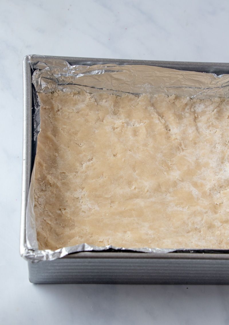Corteza en molde para barras de pastel de nuez