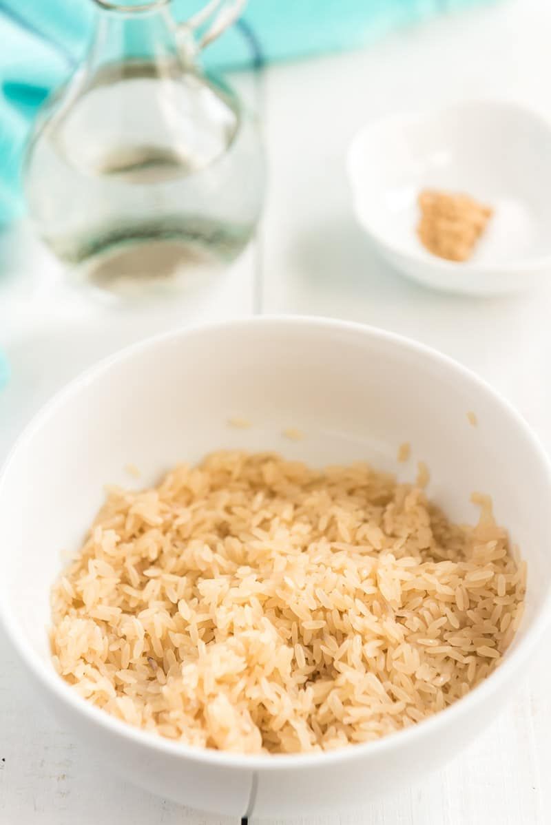 Ξεπλένοντας ρύζι για ρύζι καρύδας