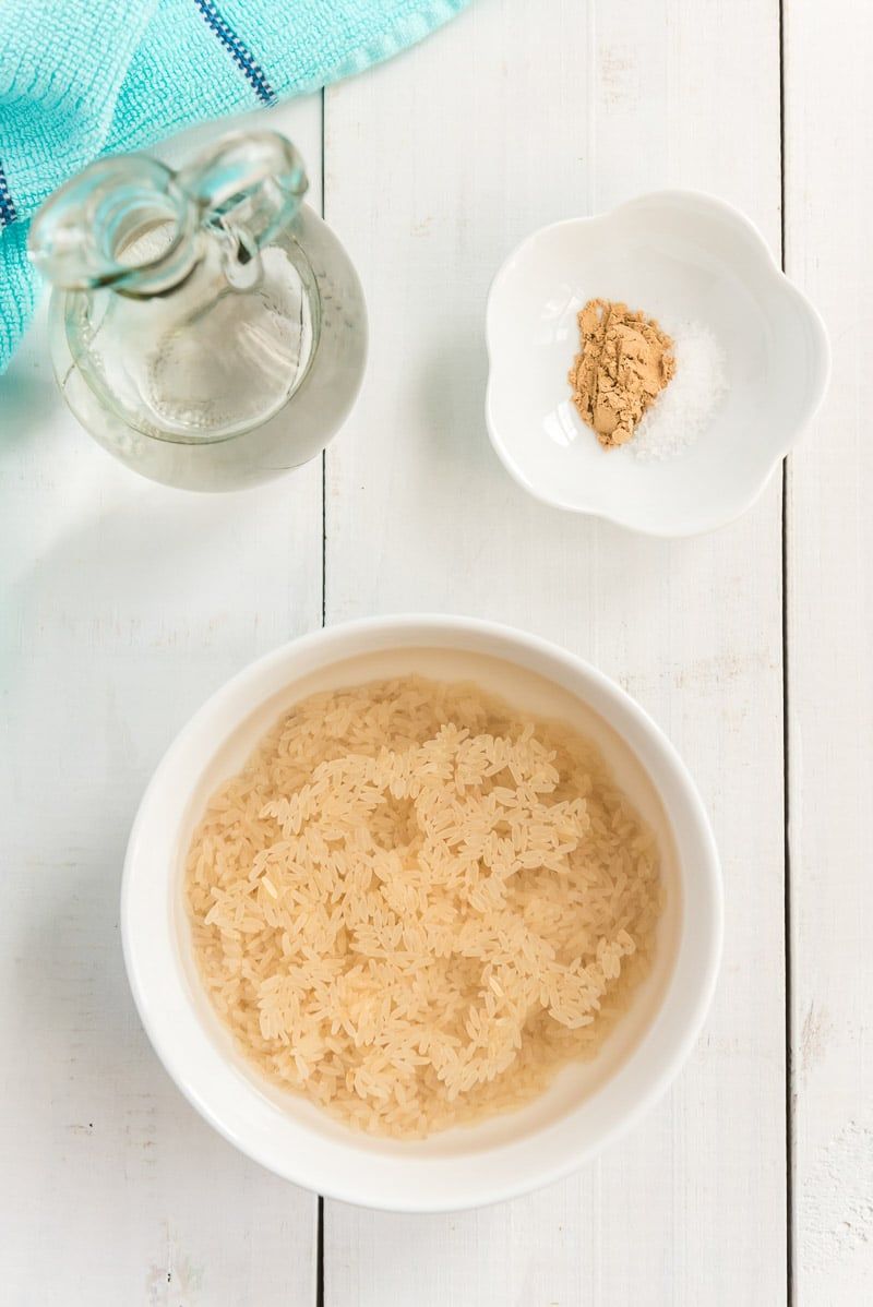 Συστατικά για να φτιάξετε ρύζι καρύδας στην κουζίνα ρυζιού