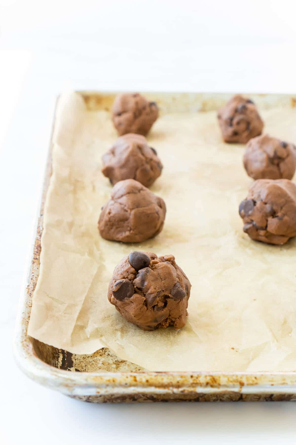 шоколадови бисквити за пудинг върху лист за печене на редове