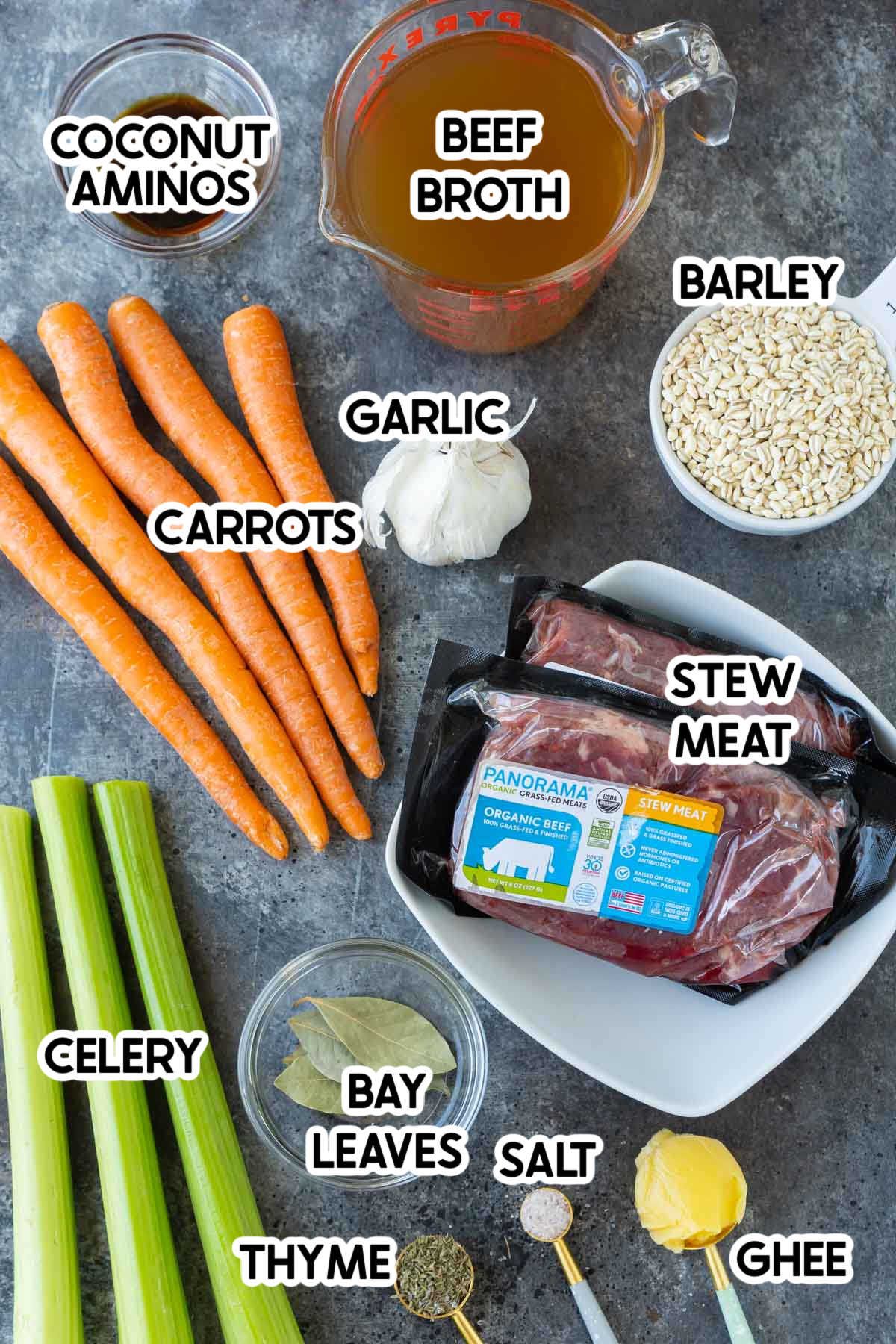 Sárgarépa, zöldségfélék és egyéb összetevők, amelyek a marhahús árpa leves elkészítéséhez szükségesek
