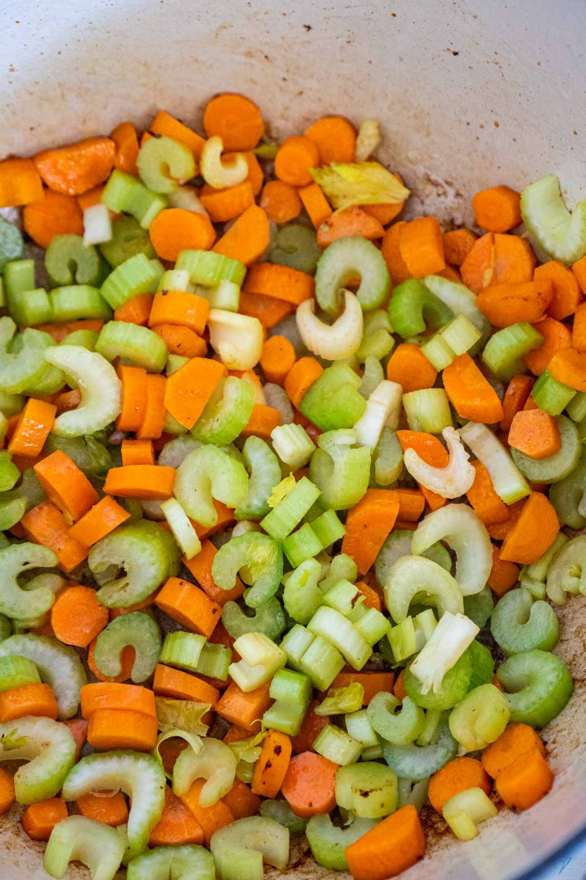 अजवाइन और गाजर एक बड़े सूप के बर्तन में