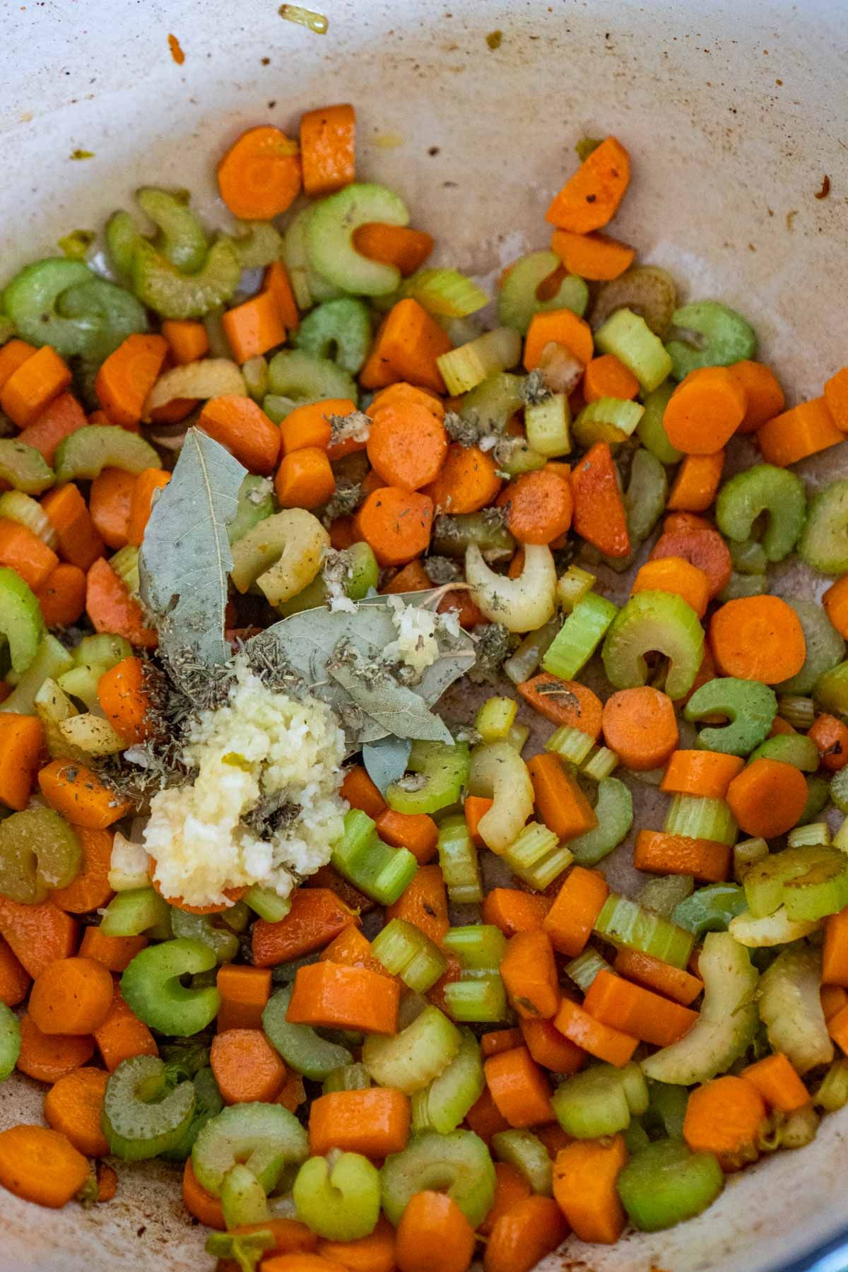 अजवाइन और गाजर के बर्तन में मसाले डाले जाते हैं