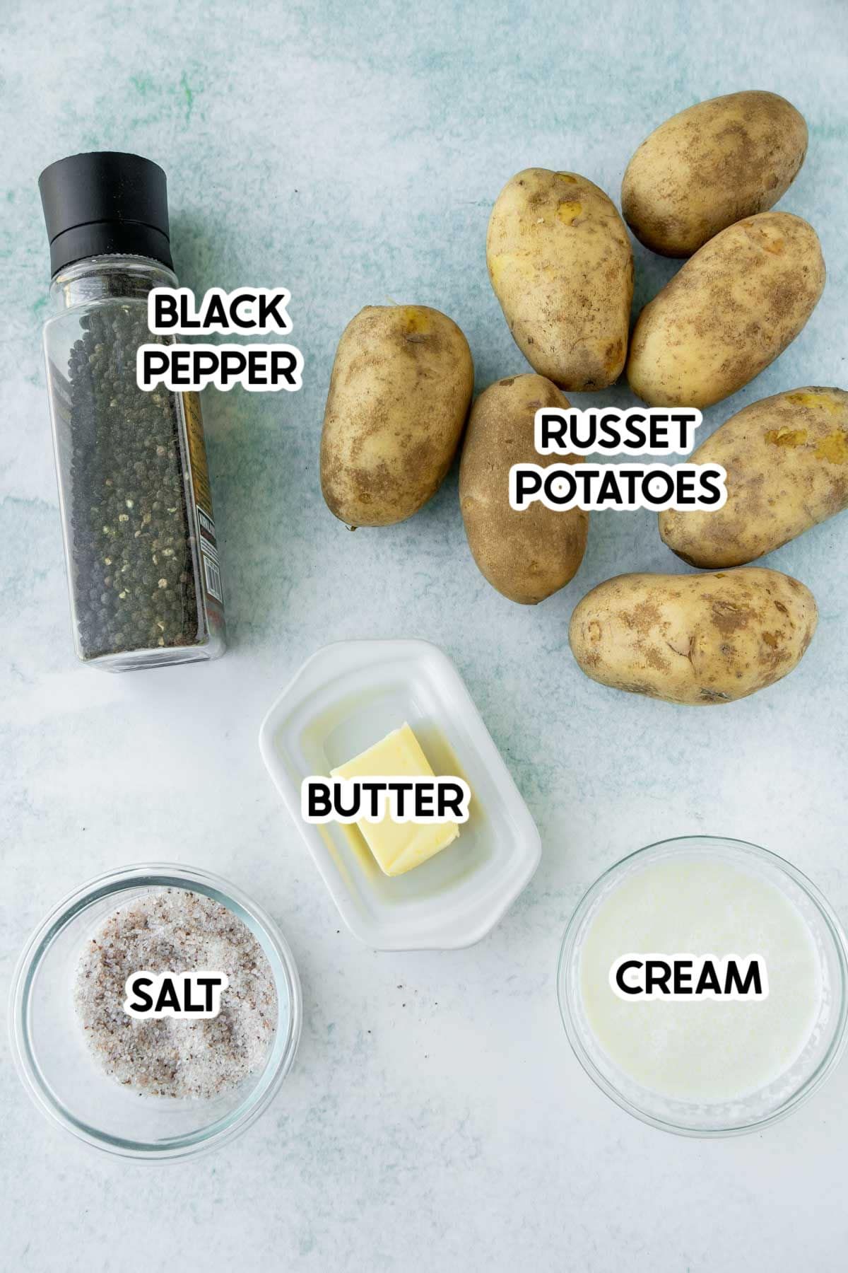 Ingredientai, reikalingi bulvių košei be pieno su etiketėmis viršuje