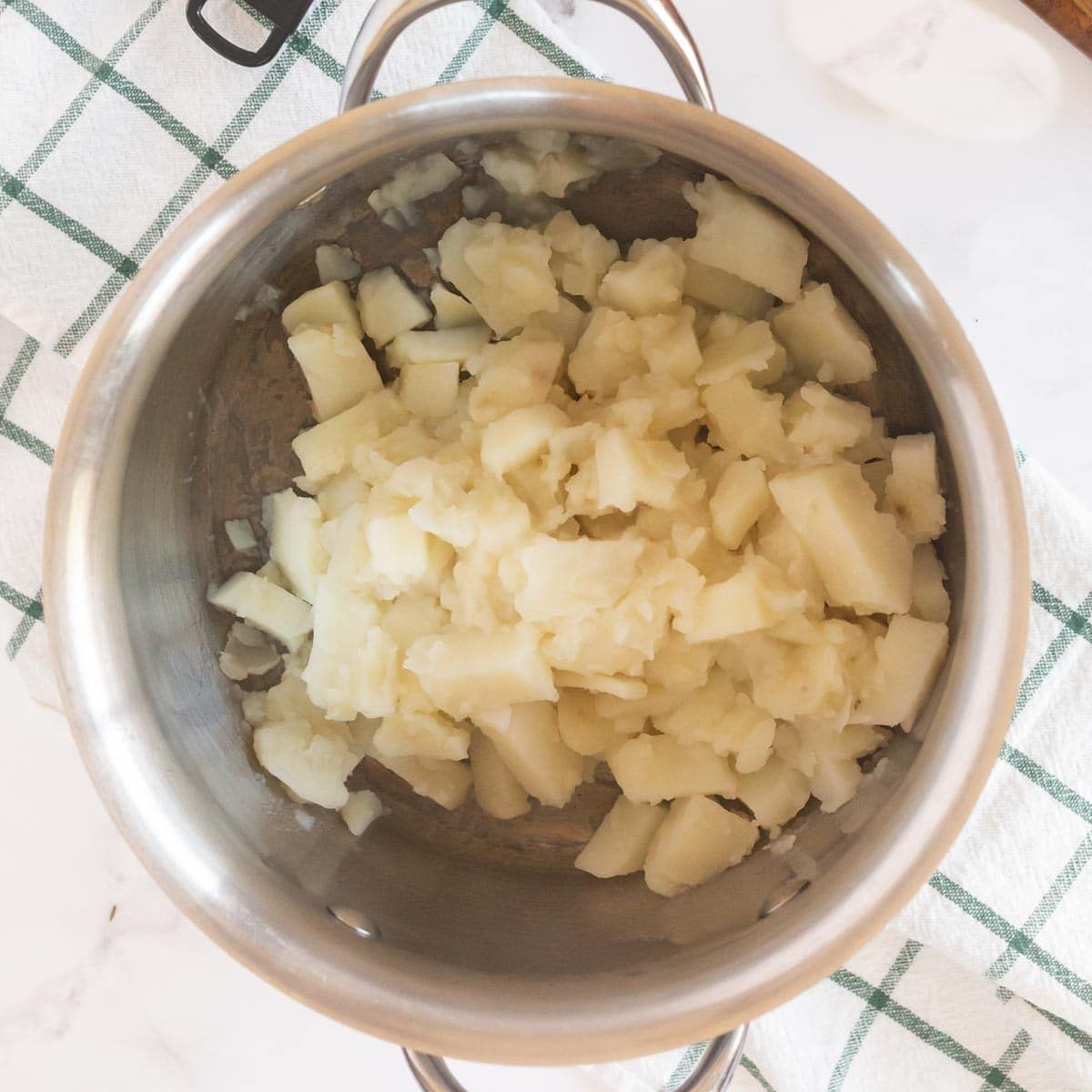 Puré de patata bullit en una olla