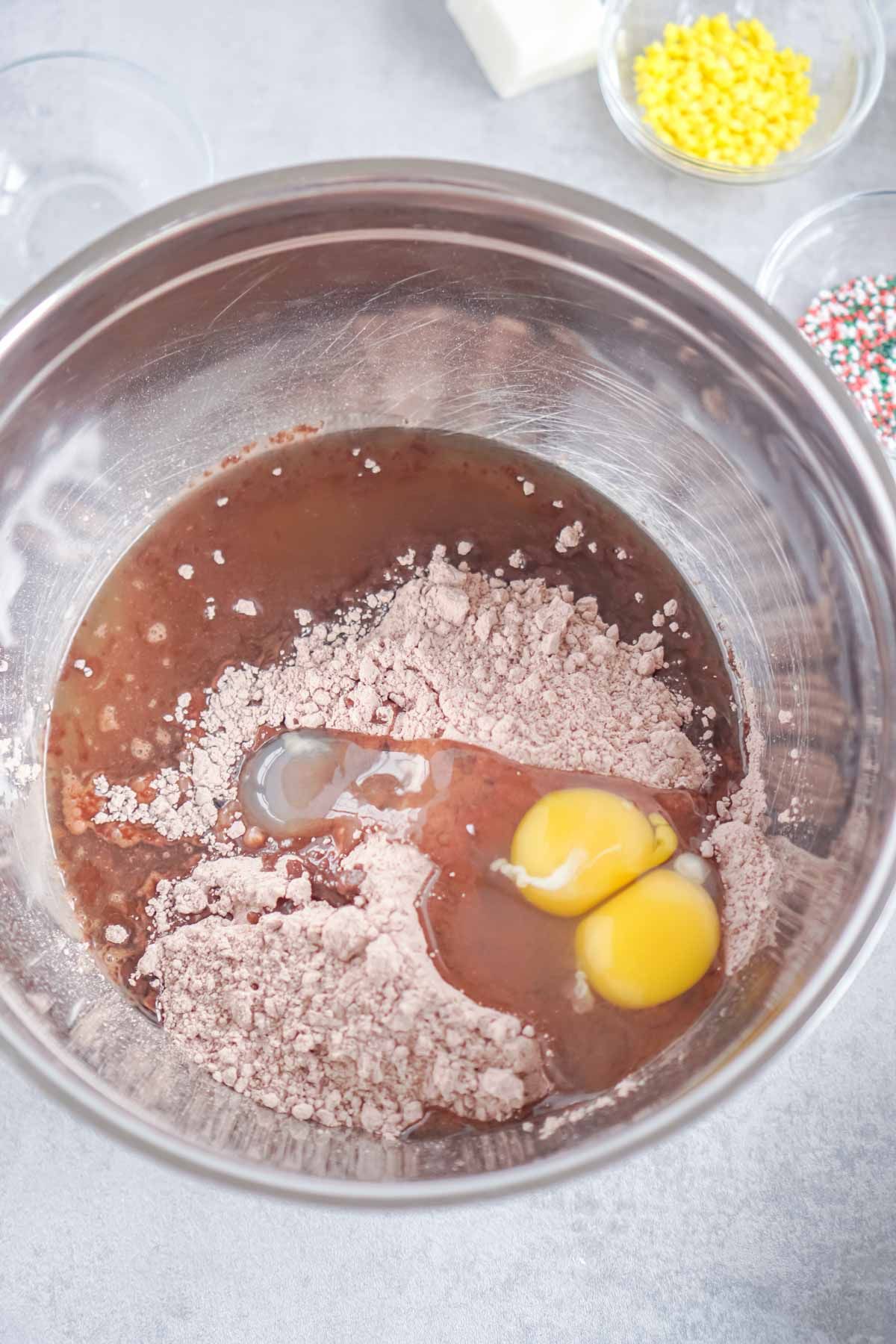 Стъклена купа със смес от брауни и яйца в нея