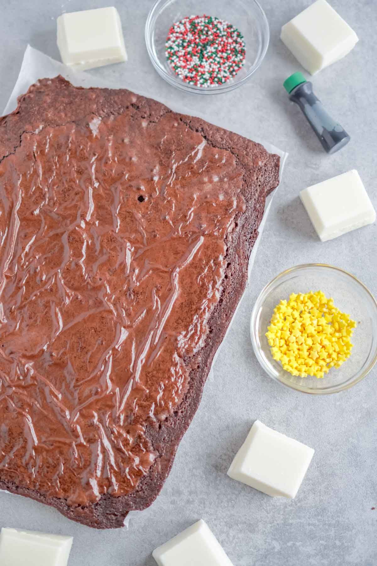 Brownies obkroženi z belo čokolado in potresemo