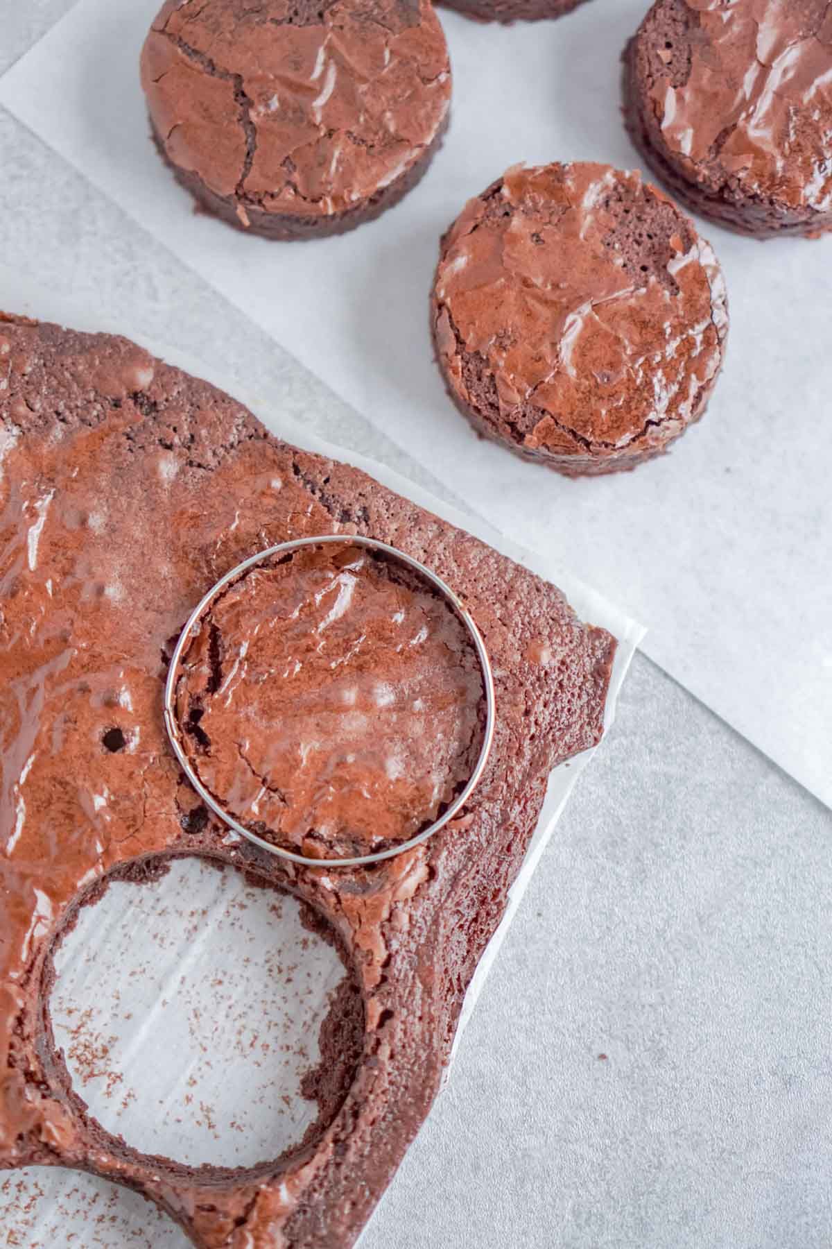 Cortador de galletas circular en una cosa de brownies