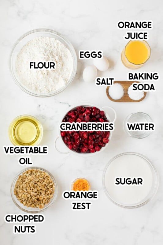 Glazen kommen met gelabelde ingrediënten voor cranberry-sinaasappelbrood