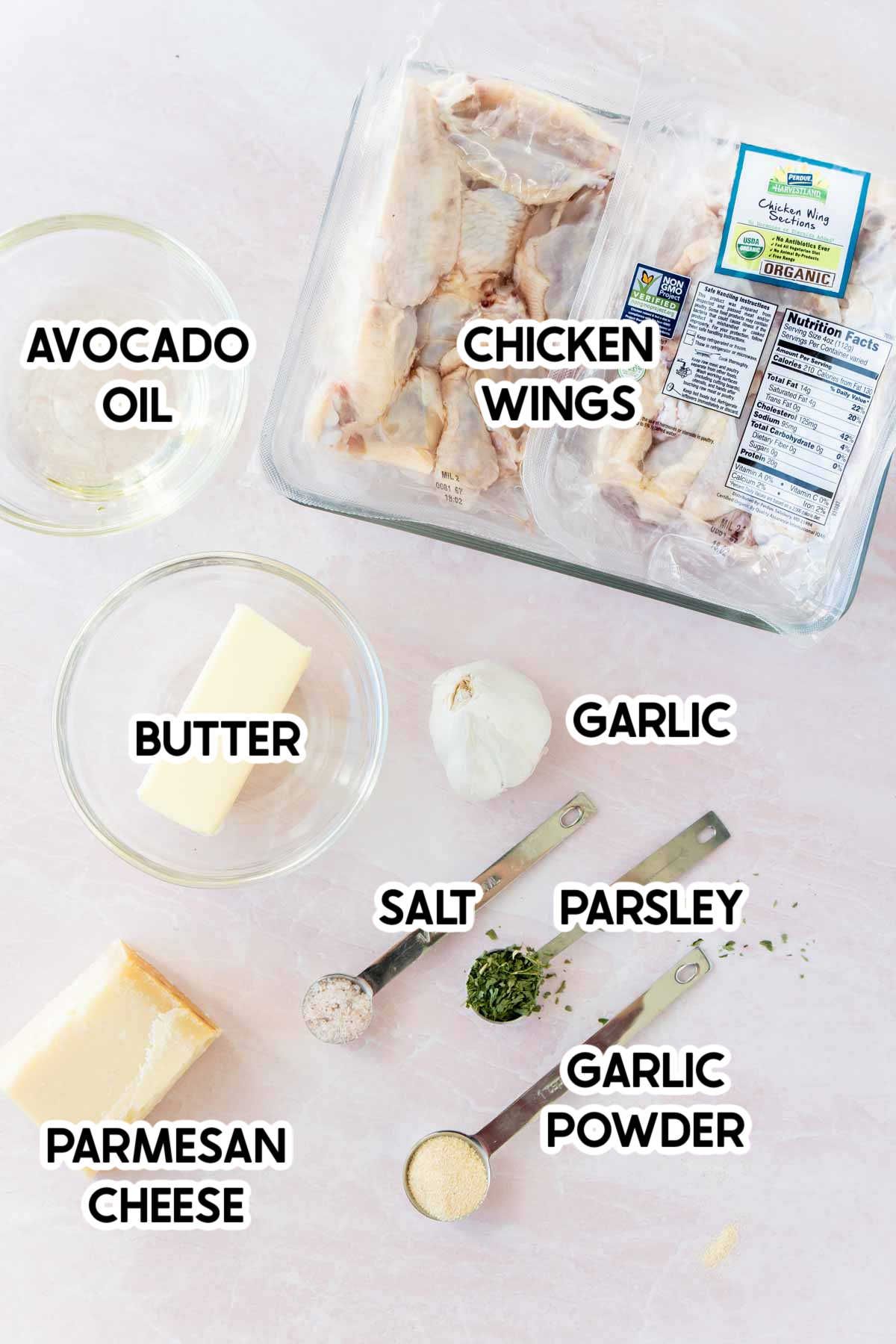 ingredientai česnakiniuose parmezano sparneliuose su etiketėmis viršuje