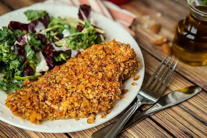 Aquesta senzilla recepta de pollastre d’ametlla és una gran idea de sopar paleo i perfecta per a algú que busca un deliciós sopar sense gluten.