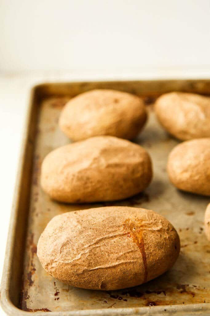 Tyto krémové dvakrát pečené brambory jsou absolutně nejlepší dvakrát pečené brambory vůbec! Jsou krémové, chutné a chutné! Dokonalé snadné předkrmy na sváteční brunch nebo večeři.