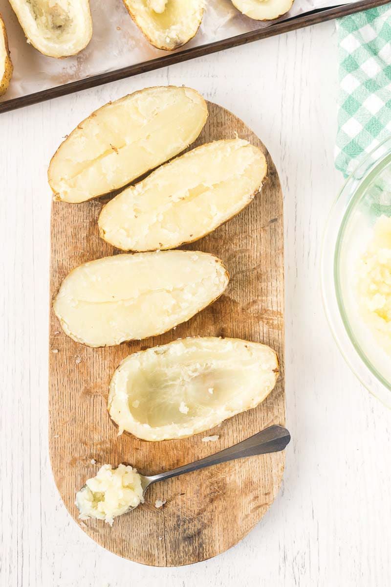 Изваждане отвътре на картофи със сирене бурсин