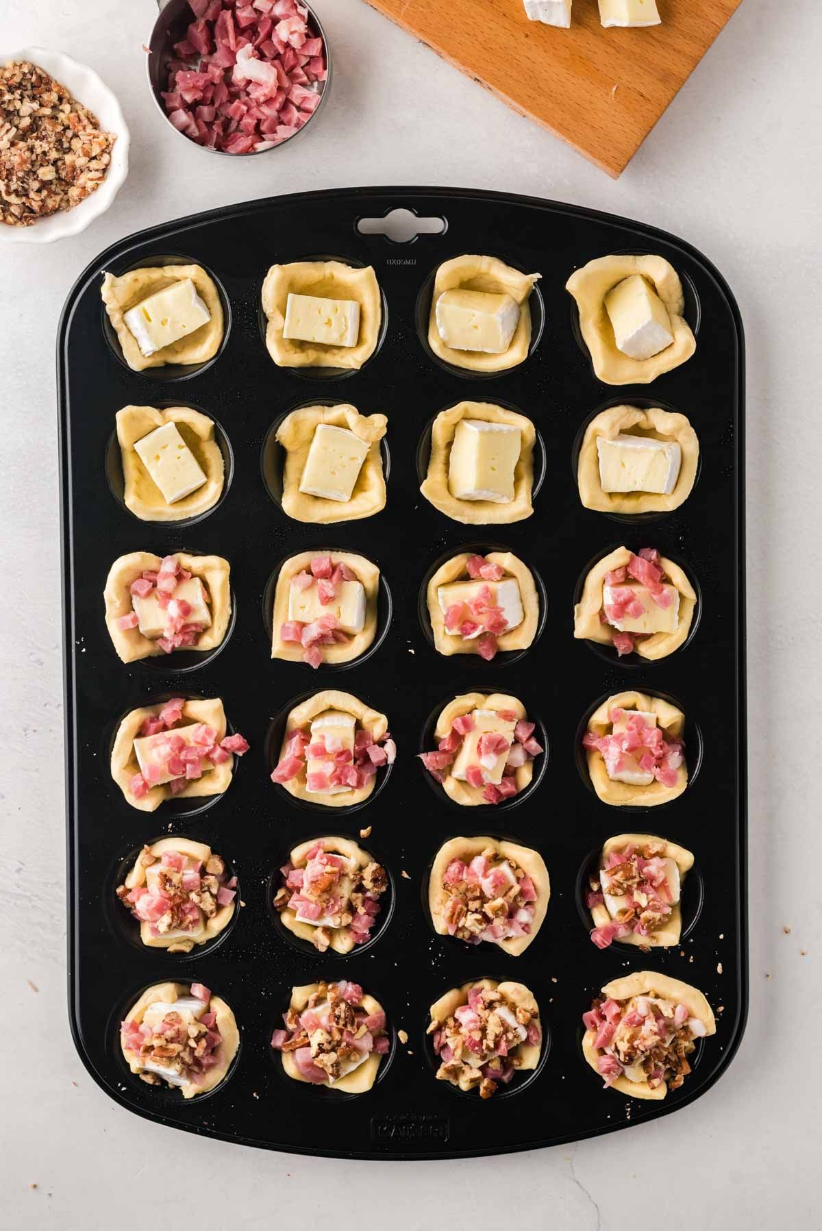 Brie in slanina v mini modelčkih za mafine