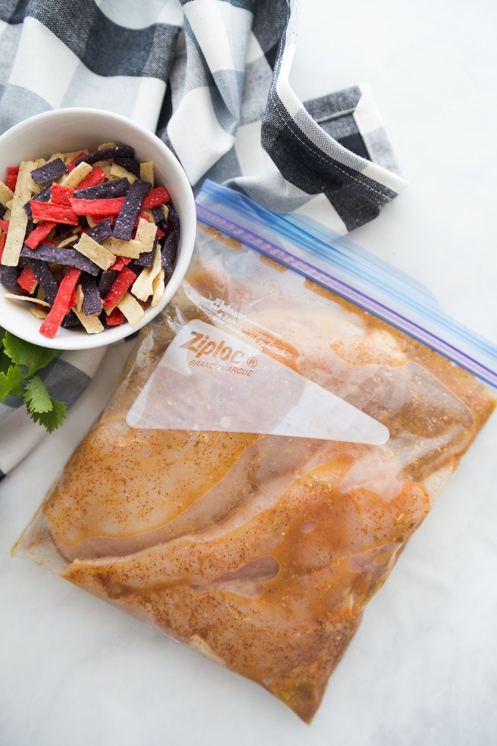 दक्षिण-पश्चिम चिकन सलाद के लिए एक बैग में चिकन मैरीनेटिंग