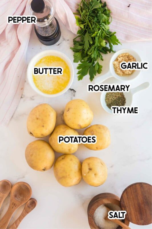 Aardappelen, boter en andere ingrediënten voor gebroken aardappelen met etiketten