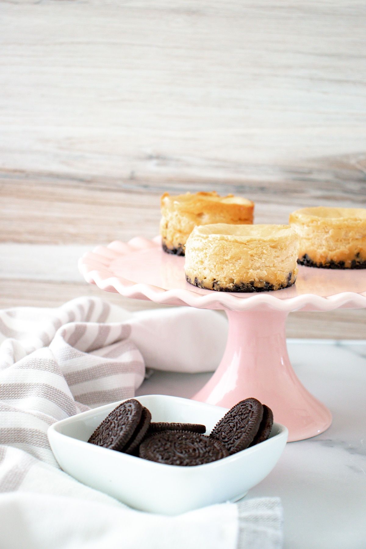 Suport de pastís rosa amb mini pastissos de formatge oreo