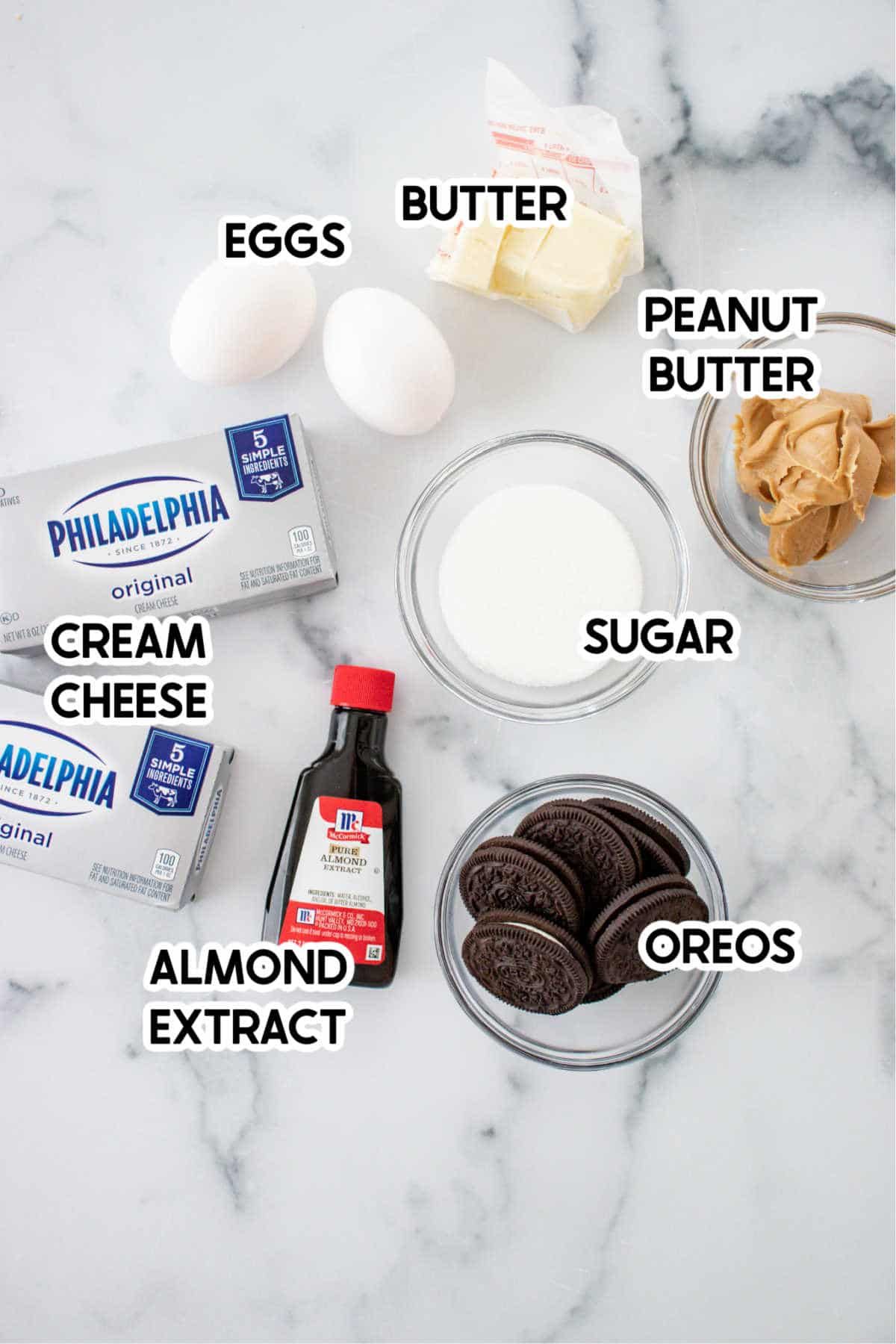 Ingredientes para fazer mini cheesecakes Oreo com rótulos