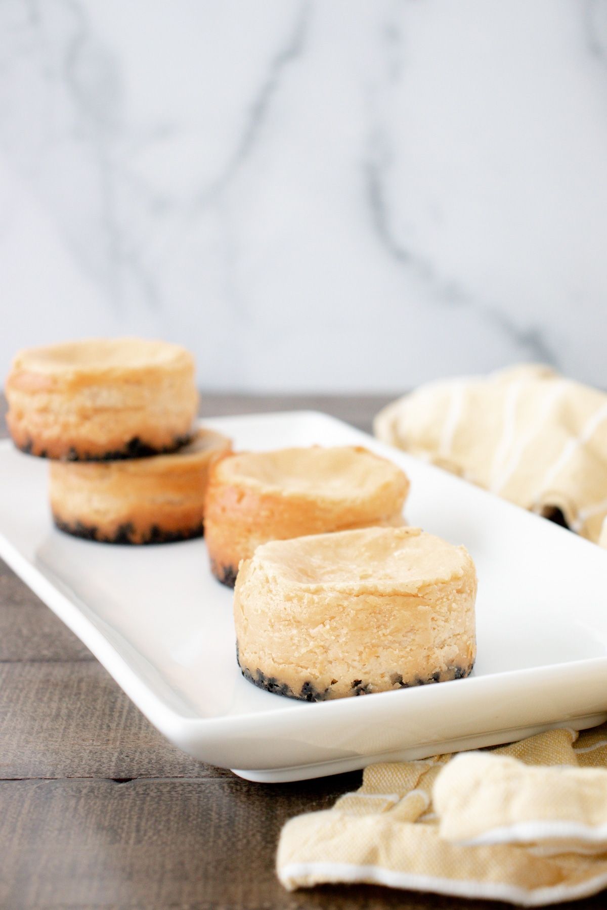 Mini pastissos de formatge Oreo en un plat blanc