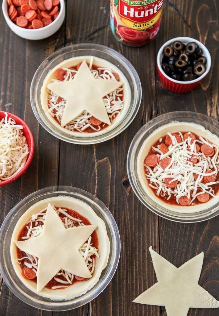 Aquests mini pastissos de pizza són perfectes per a tots els que estimin les Gilmore Girls, la pizza o el pastís. Les vostres cobertures de pizza preferides cuites en una crosta de pastís fan que siguin gairebé com una versió de pastís dels vostres rotlles de pizza preferits. Una recepta tan senzilla de pastís de pizza i m’encanta l’estrella Stars Hollow a la part superior. Definitivament, afegeix això al meu fàcil tauler d’aperitius!