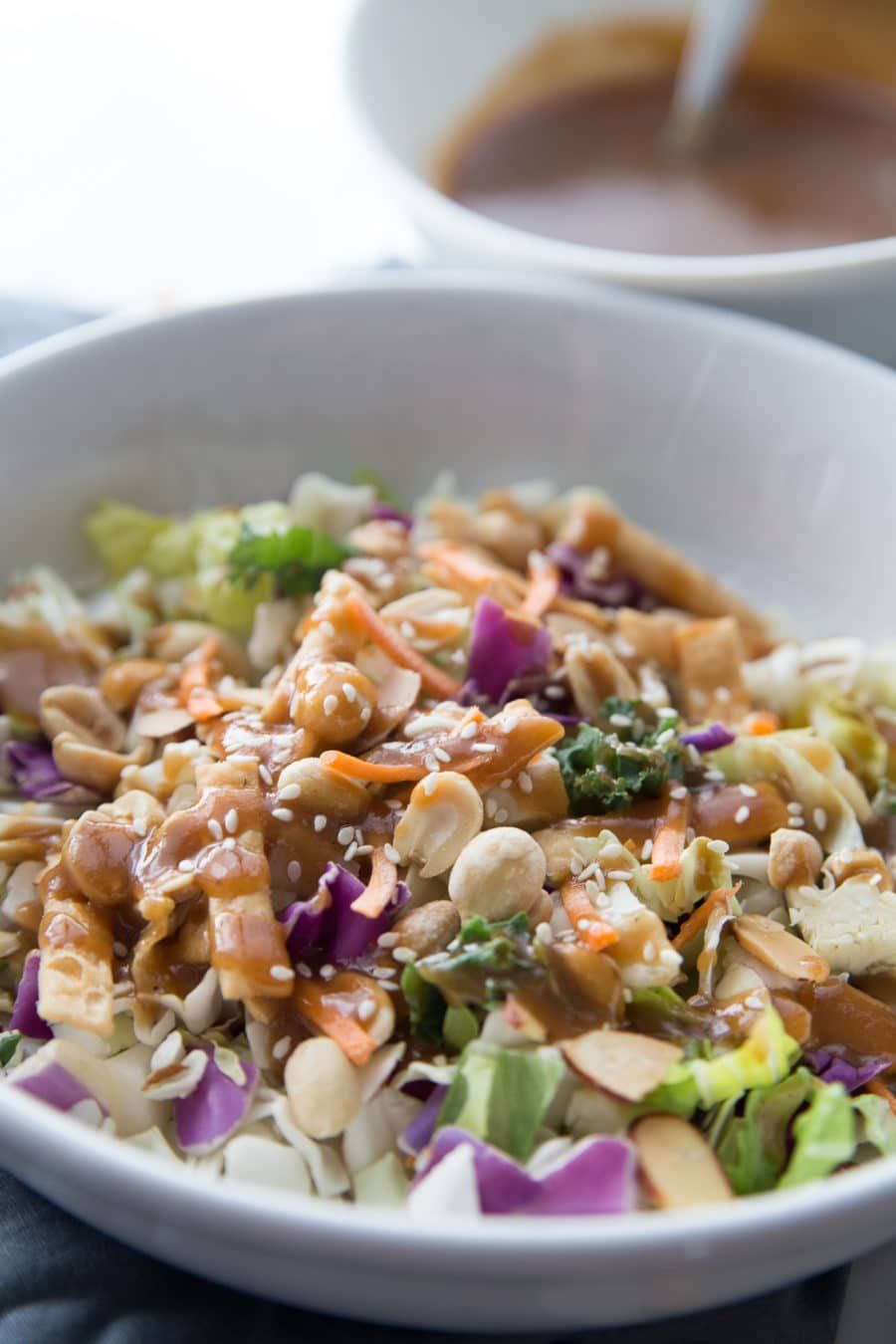 Taizemes zemesriekstu mērces receptes tuvplāns salātiem