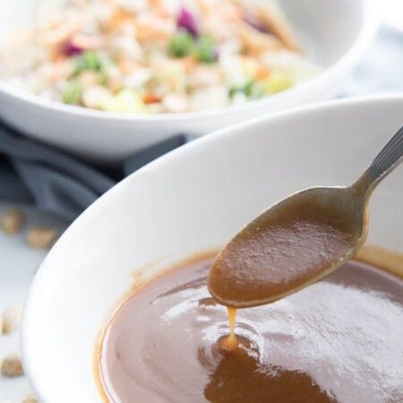 La millor salsa de cacauet tailandesa fàcil per a rotllets de primavera en un bol