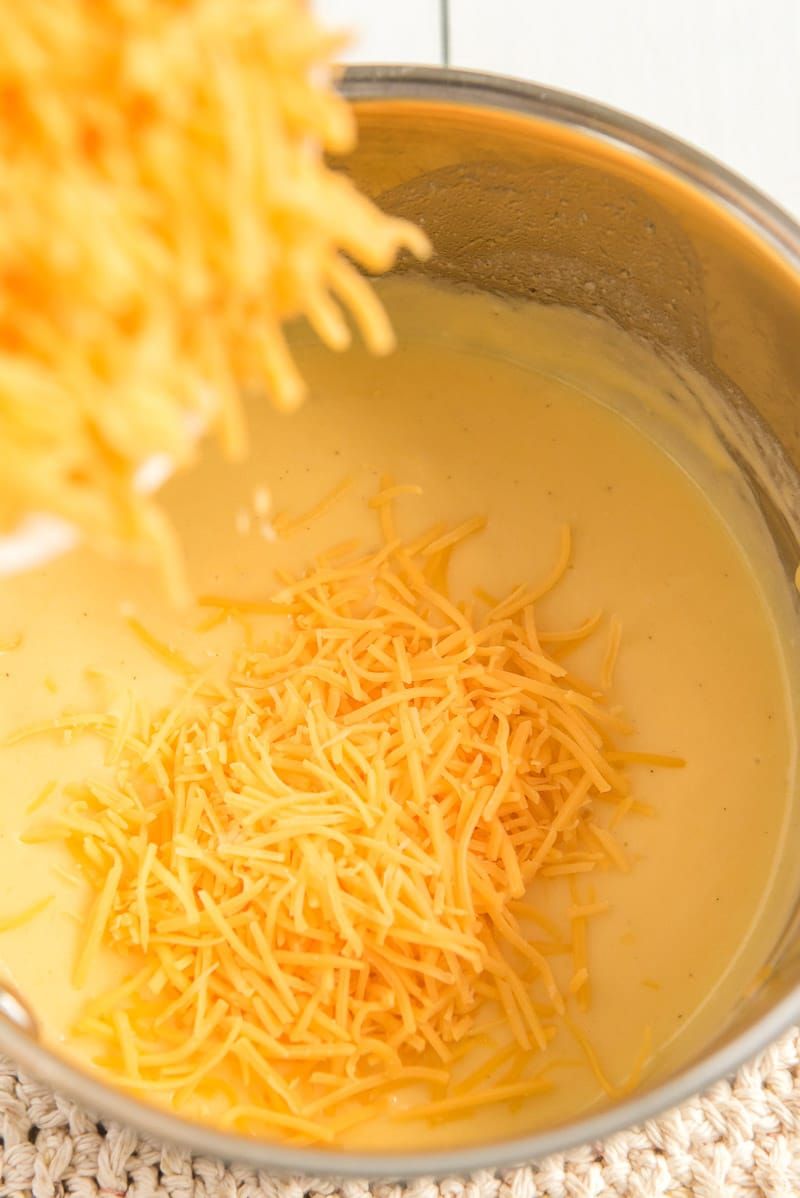 Výroba sýrové omáčky na kuřecí kastrol s krekry Ritz