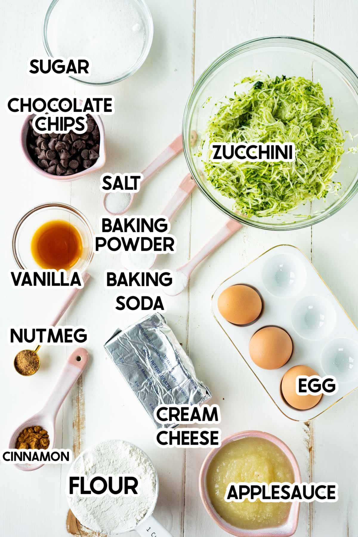 Ingredientes para pan de calabacín con chispas de chocolate en tazones