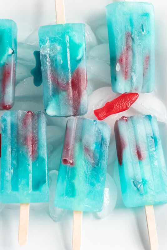 Enam es krim limau biru di atas tongkat dengan ikan bergetah