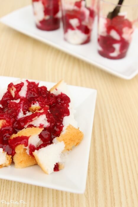Angel food cake gegarneerd met zelfgemaakte frambozensaus is het perfecte vakantiedessert