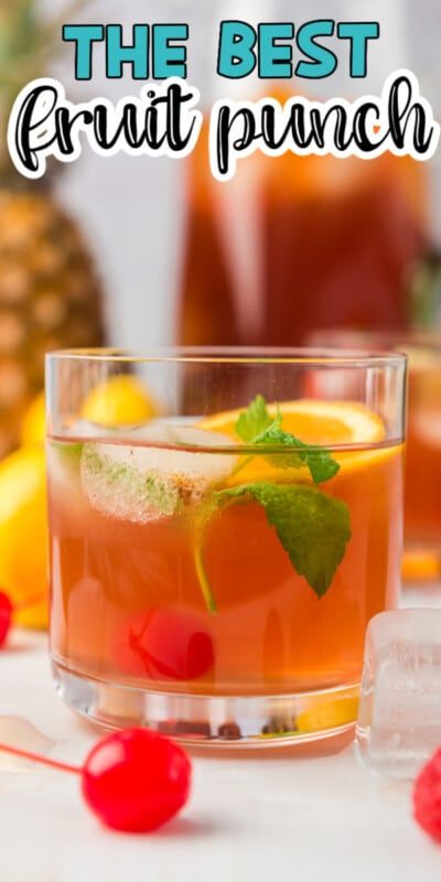 Ποτήρι γροθιά φρούτων μπροστά από μια στάμνα με γροθιά φρούτων με φρούτα παντού με κείμενο για το Pinterest