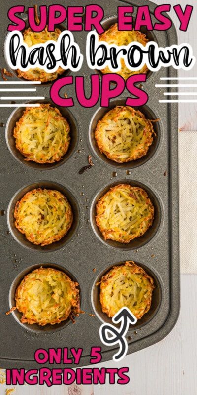Gebruinde hash brown cups in een muffinvorm en tekst voor Pinterest