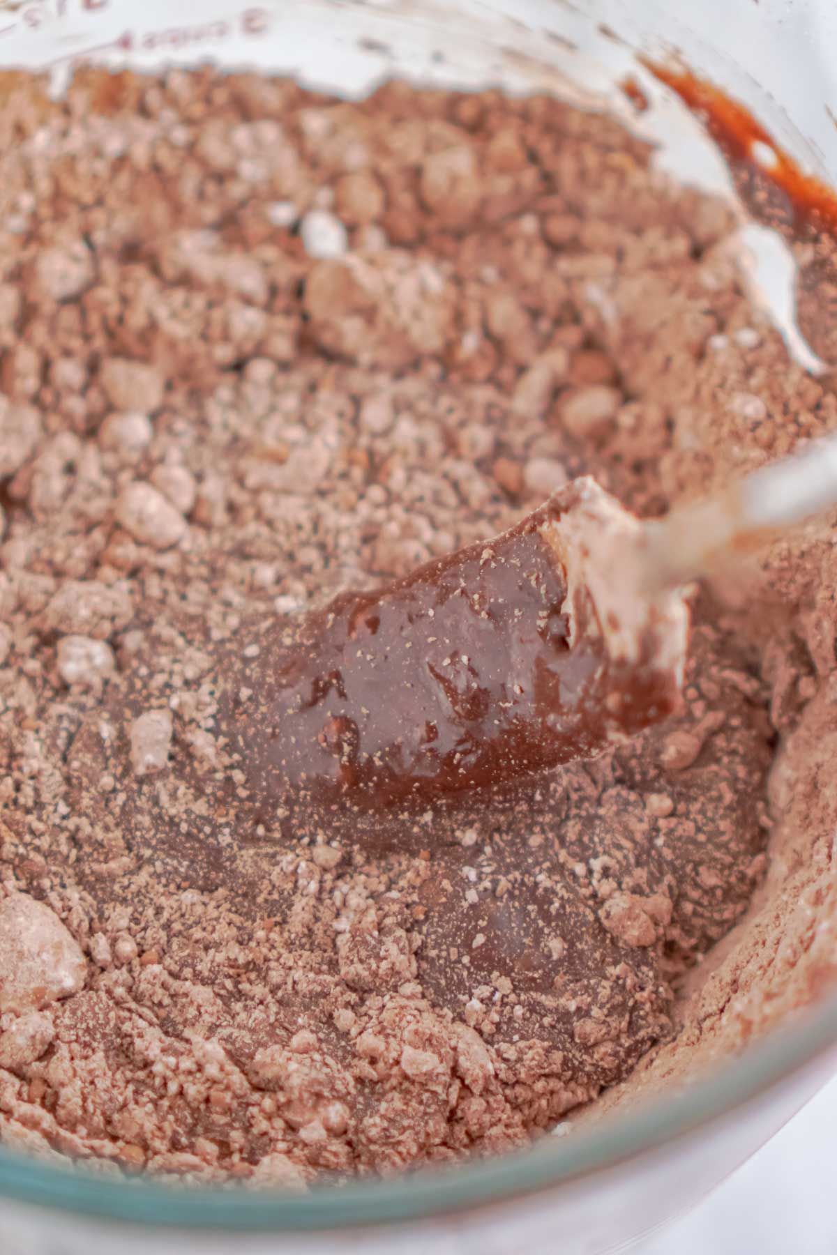 Espàtula en un bol de glacejat de xocolata