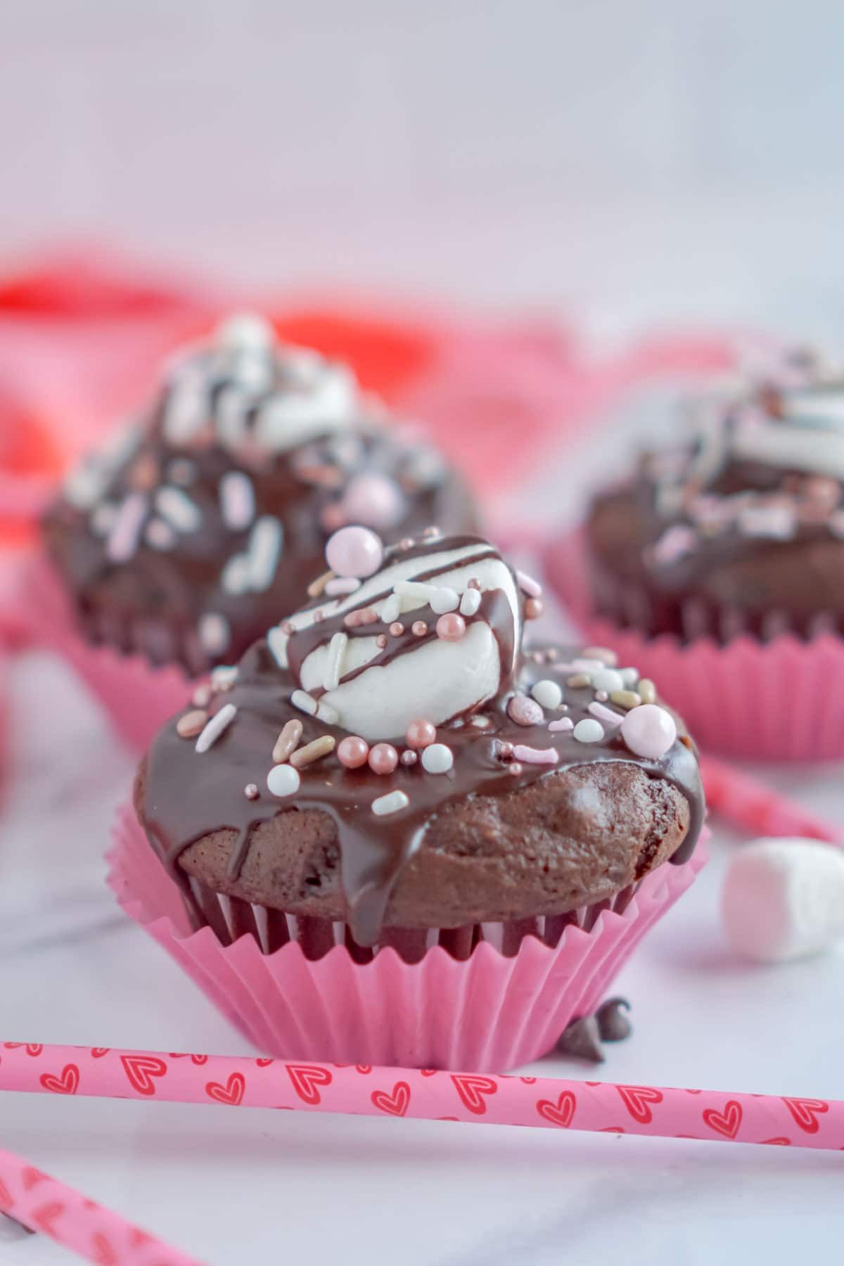 Cupcakes de chocolate caliente decorados para San Valentín