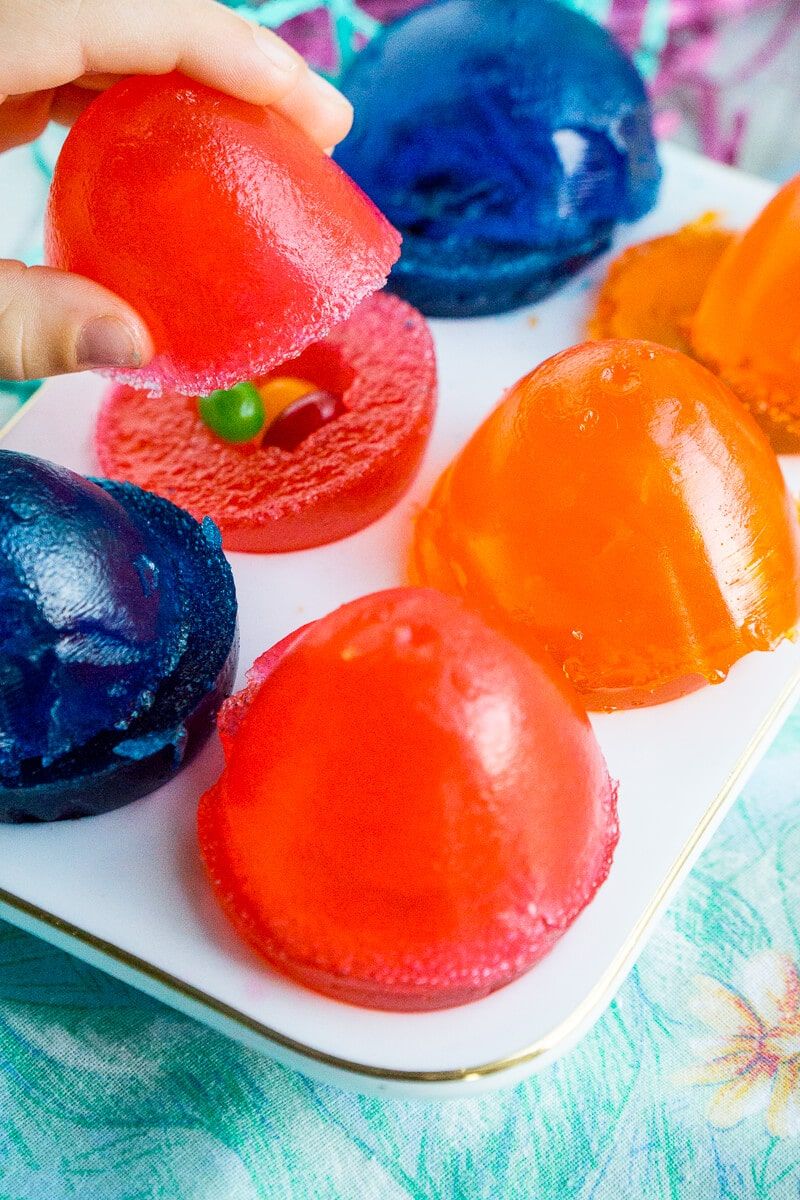 Disse gummy overraskelseseggene er en av de morsomste spiselige påskeegg-ideene noensinne! De