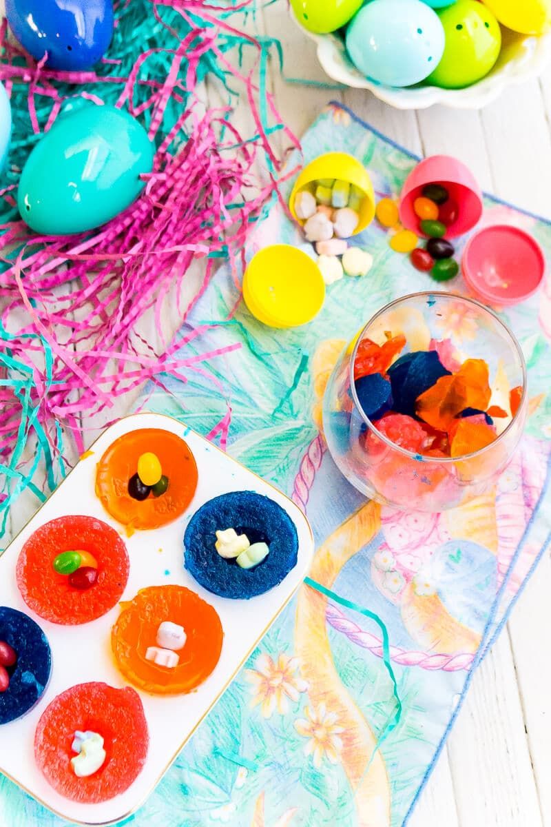 ¡Estos huevos sorpresa gomosos son una de las ideas de huevos de Pascua comestibles más divertidas de la historia! Ellos