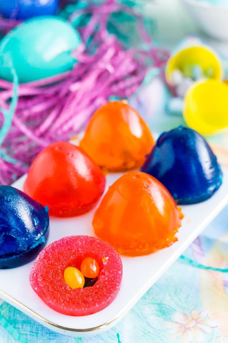 Ta gumijasta jajčka presenečenja so ena najbolj zabavnih užitnih idej za velikonočna jajčka doslej! Oni