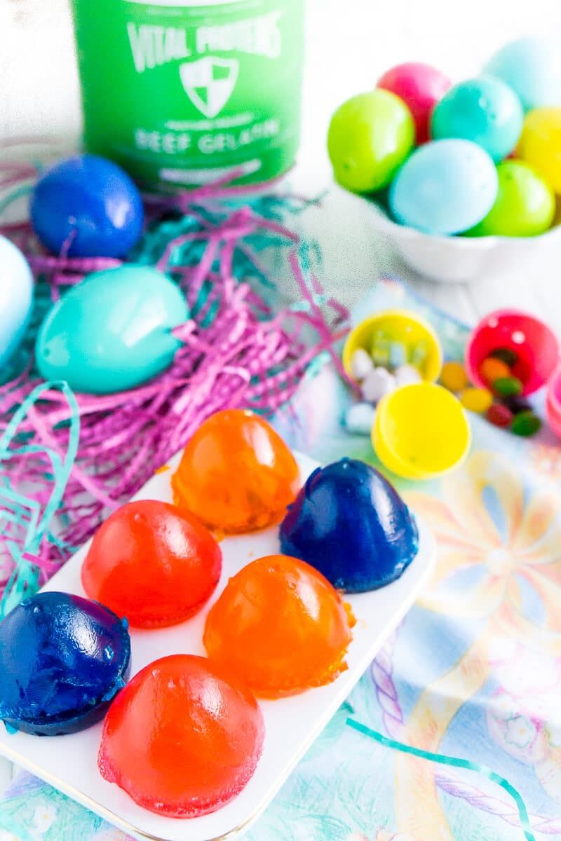 Aquests ous sorpresos gomosos són una de les idees d’ous de Pasqua comestibles més divertides de la història. Ells