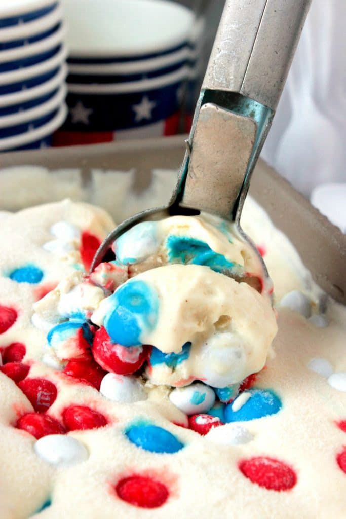 लाल सफेद और नीली आइसक्रीम