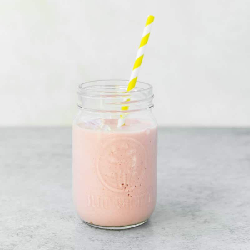 Gambar smoothie sihat yang diperbuat daripada strawberi dan lemon