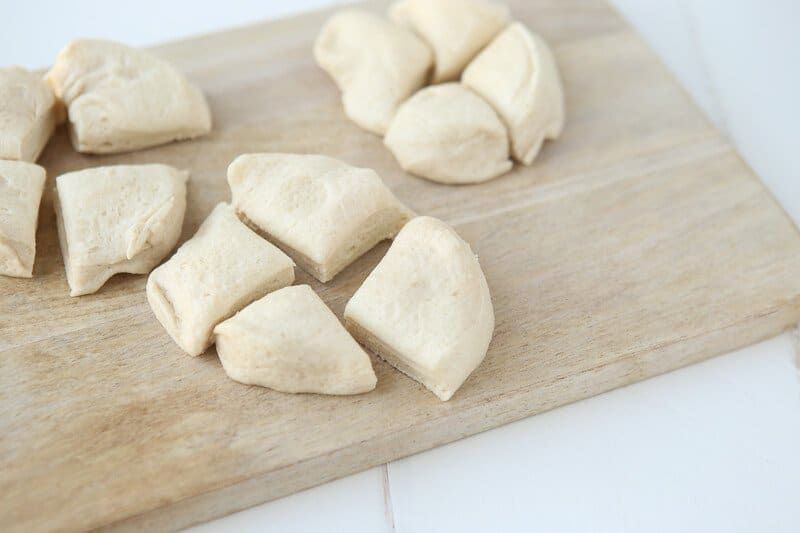 Αυτή η συνταγή ψωμιού ανανά μαϊμού είναι ιδανική για το brunch του Πάσχα ή ακόμα και για ένα επιδόρπιο σε επιτραπέζιο επιδόρπιο ντους μωρών! Εφόσον φτιάχνετε αυτό το ψωμί μαϊμού με κονσερβοποιημένα μπισκότα και χυμό ανανά, είναι μια εύκολη συνταγή ψωμιού μαϊμού που μπορεί να κάνει ο καθένας! Σίγουρα μια από τις αγαπημένες μου συνταγές για ένα κέικ ανανά και μία από τις πιο εύκολες επιδόρπια ή συνταγές πρωινού ποτέ!