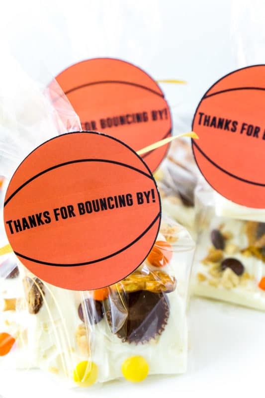 Basketbalová party upřednostňuje stojan na dorty
