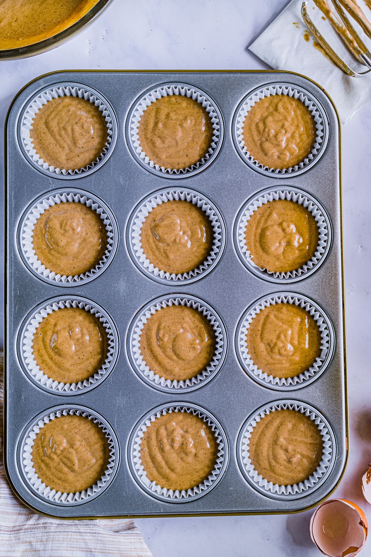 těsto na perníkové cupcakes v plechovkách na muffiny